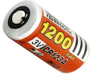 Litiumbatteriet CR123A är på 3.0 Volt och har dimensionen 19..8 x 34.5 mm 